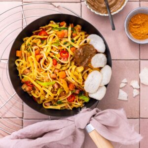 Bami met gemengde groenten, ham, satésaus en kroepoek