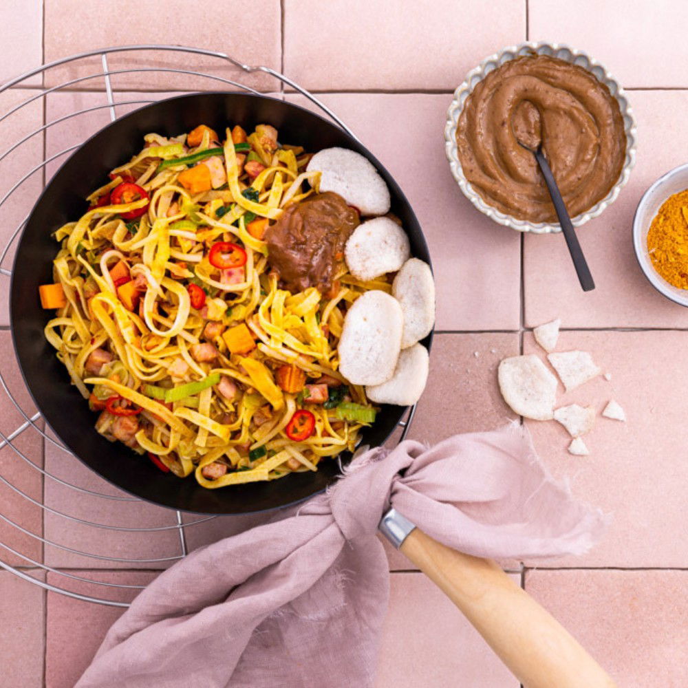 Bami met gemengde groenten, ham, satésaus en kroepoek