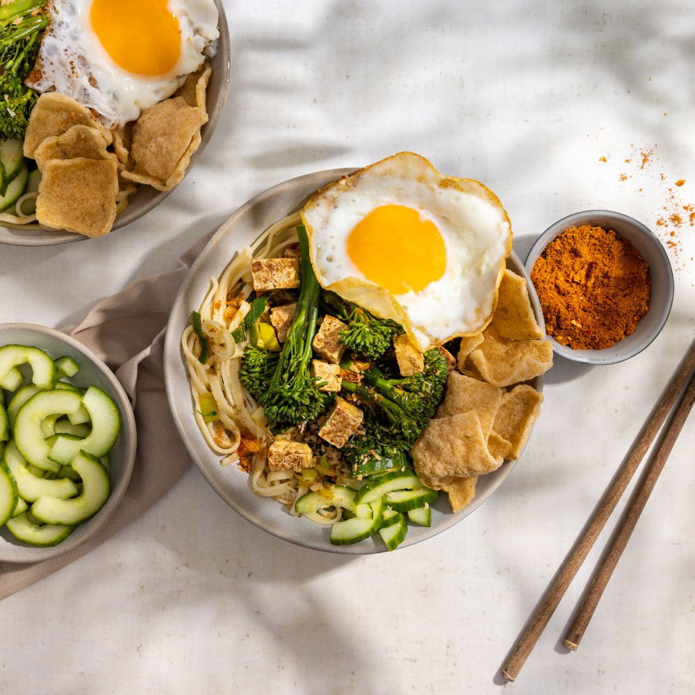Vega crunchy bami met krokante tofu en krokant gebakken ei