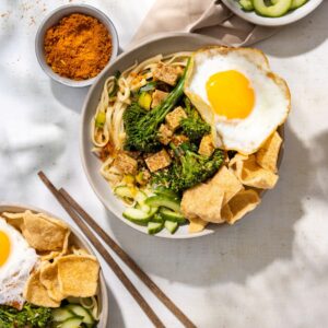 Vega crunchy bami met krokante tofu en krokant gebakken ei