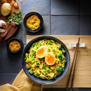 Noedels Met Wokgroenten En Een Gefrituurd Ei