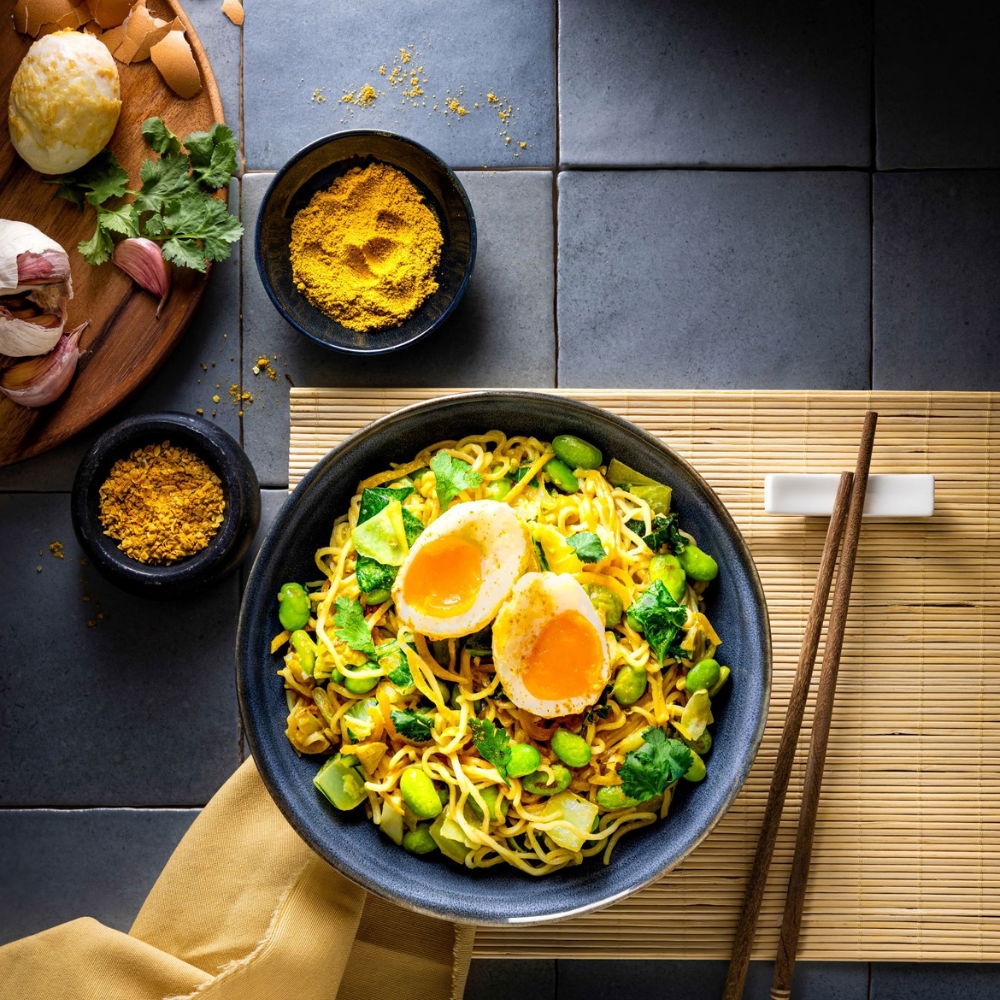 Noedels Met Wokgroenten En Een Gefrituurd Ei