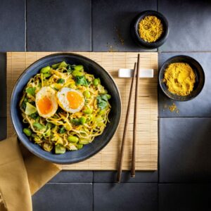 Noedels Met Wokgroenten En Een Gefrituurd Ei