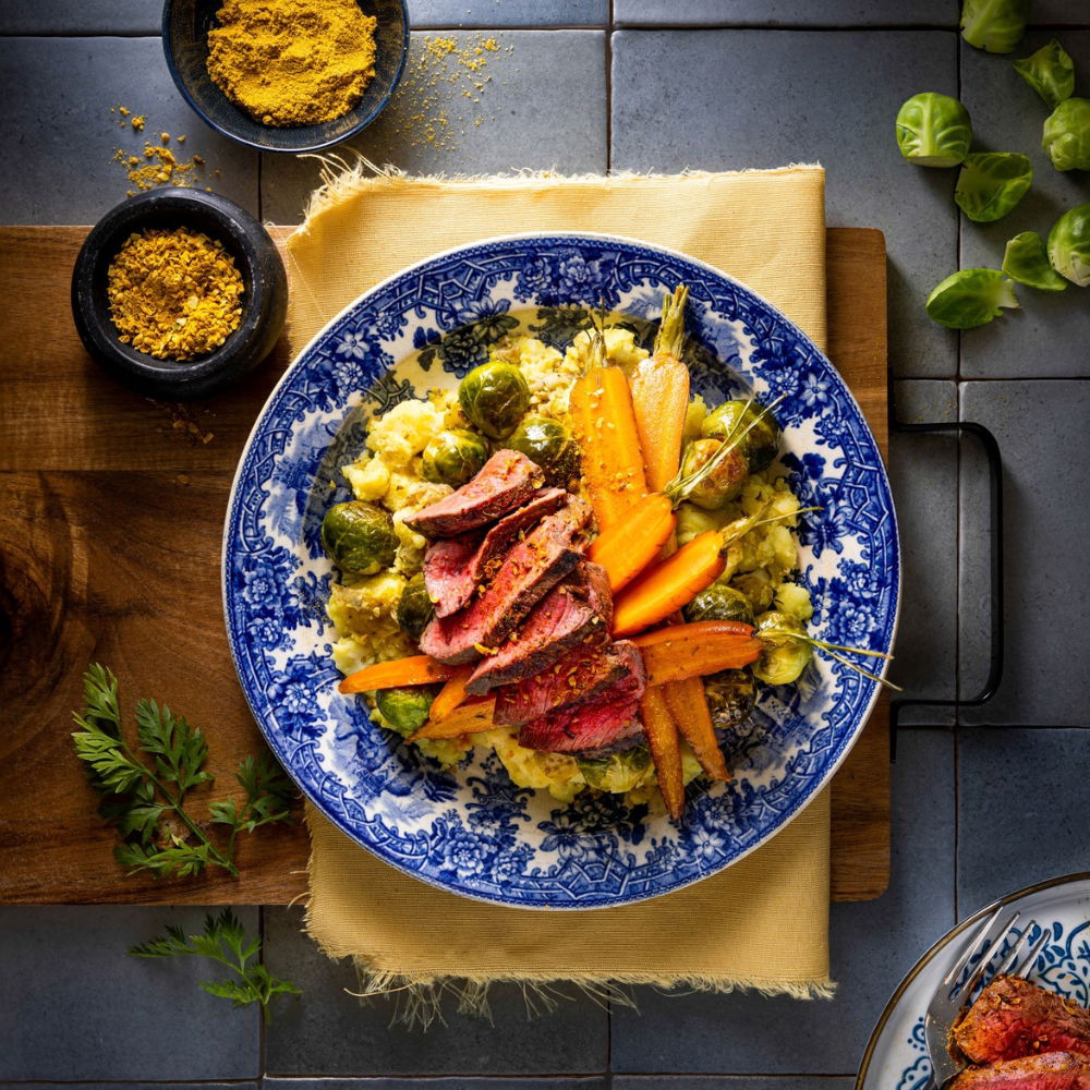 Biefstuk Met Gepofte Aardappelpuree, Geroosterde Wortel En Spruitjes