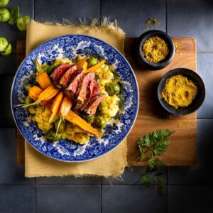 Biefstuk Met Gepofte Aardappelpuree, Geroosterde Wortel En Spruitjes