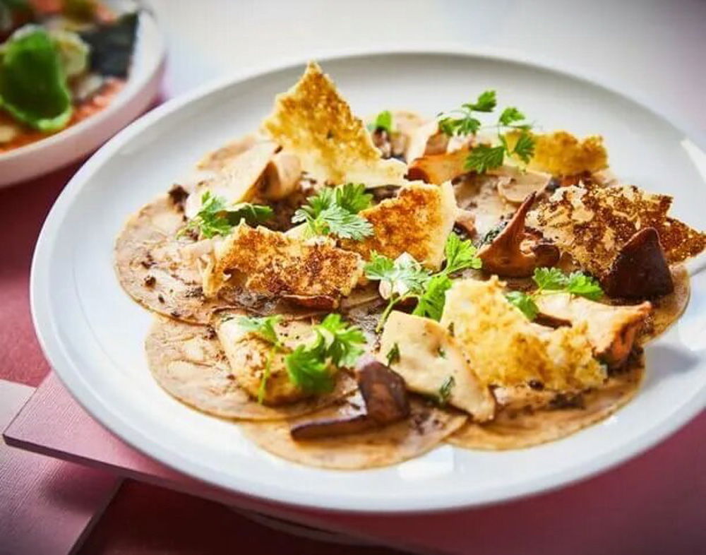 Feestelijk Voorgerecht Carpaccio Van Oesterzwam Met Kaaskrokantjes (1)