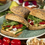 Kampioentjes met gegrilde courgette, feta en walnoten