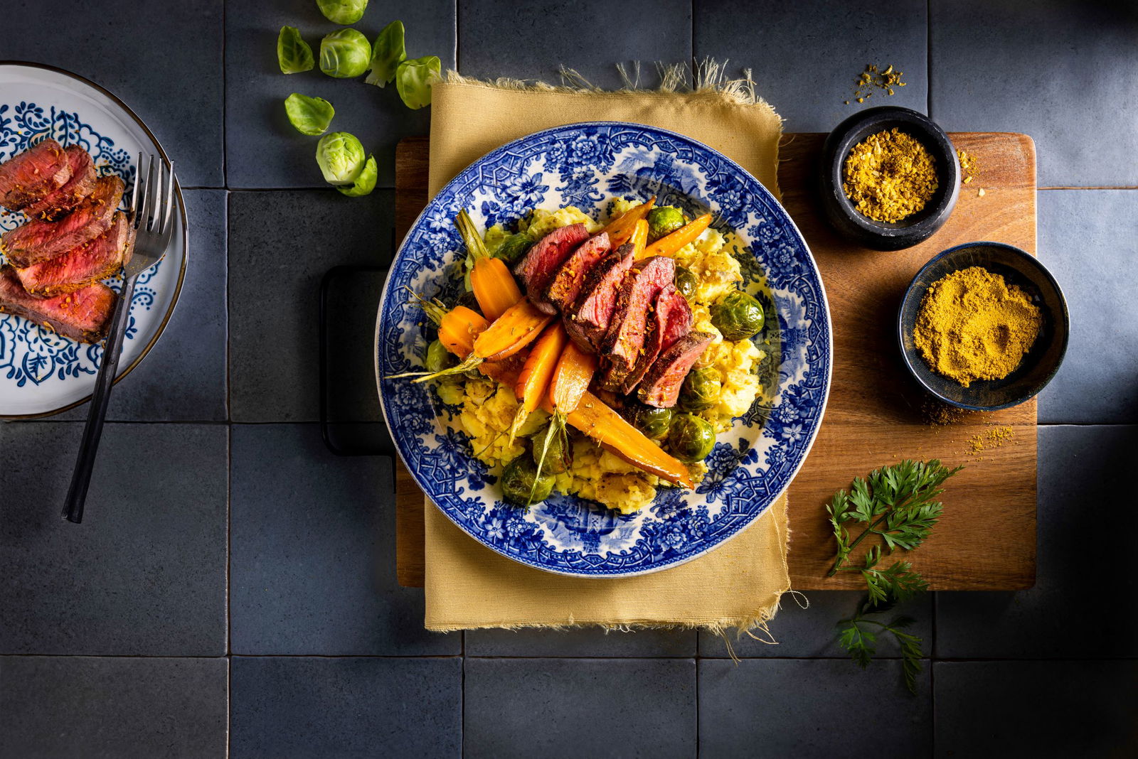 Tafelgoud & Keukengoud - Biefstuk met gepofte aardappelpuree, geroosterde wortel en spruitjes