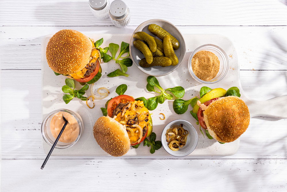 Traditionele Hamburger Met Cheddarkaas En Ui