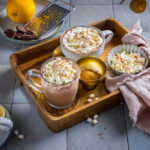 Warme chocolademelk met 5 spices, slagroom en sinaasappel
