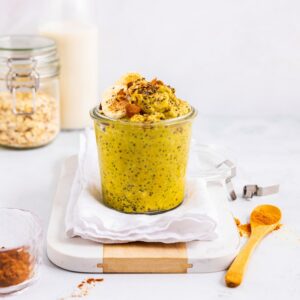 Overnight oats met kurkuma, pindakaas en banaan