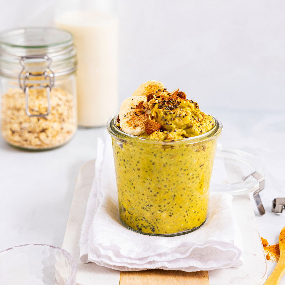 Overnight oats met kurkuma, pindakaas en banaan