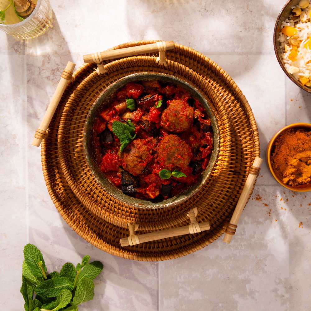 Marokkaanse rijst met gehaktballen en aubergine in tomatensaus