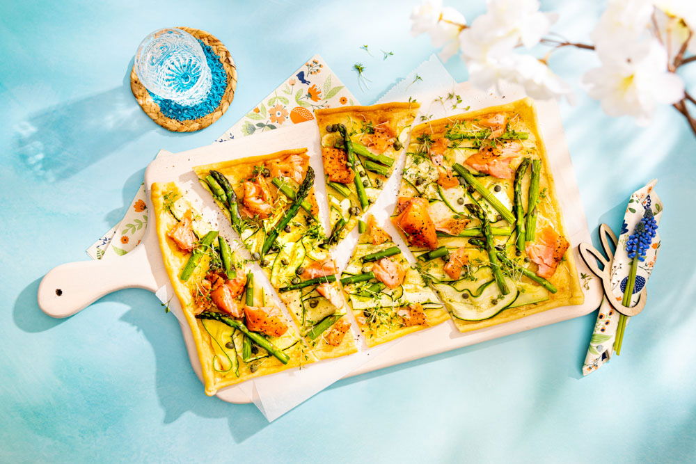 Flammkuchen met zalm en groene asperges