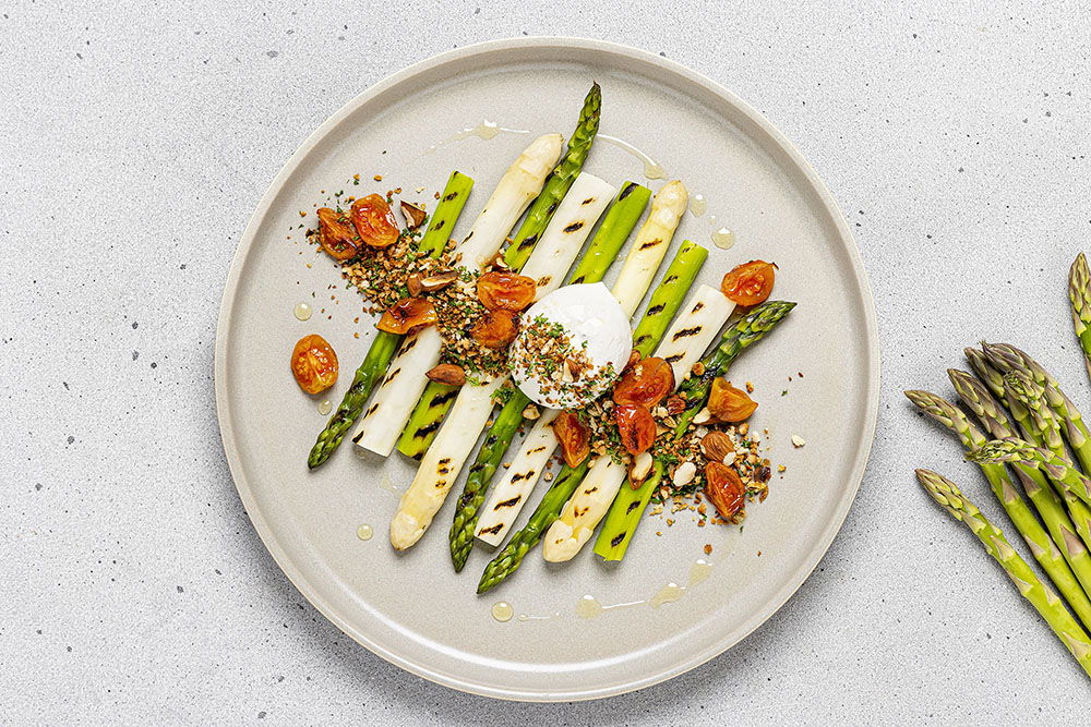 Gegrilde Asperges Met Burrata En Amandel Knoflookkruim