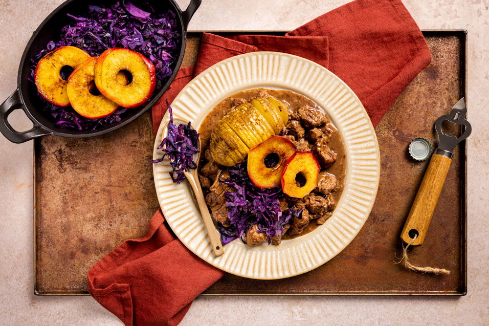 Hachee Met Rode Kool En Hasselback Aardappel