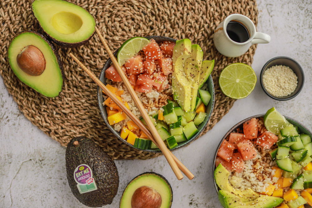 Poké bowl met zalm en avocado