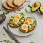 Toast met avocado en ei