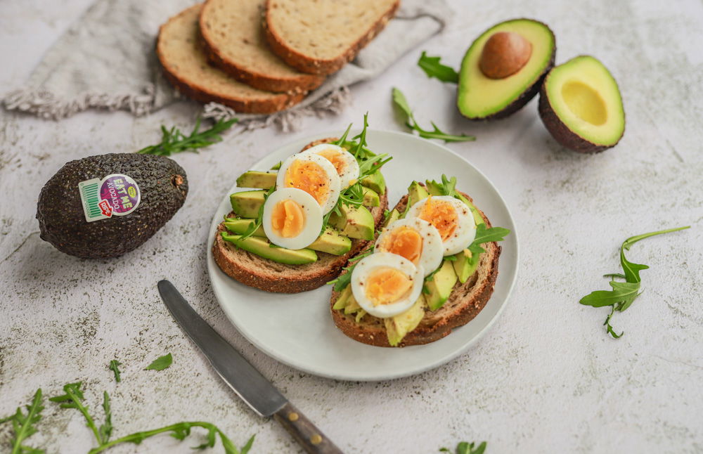 Toast met avocado en ei