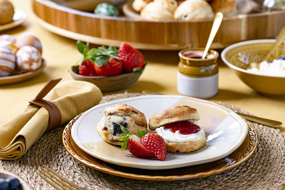 Klassieke Paastafel Blauwe Bessenscones Met Snelle Clotted Cream