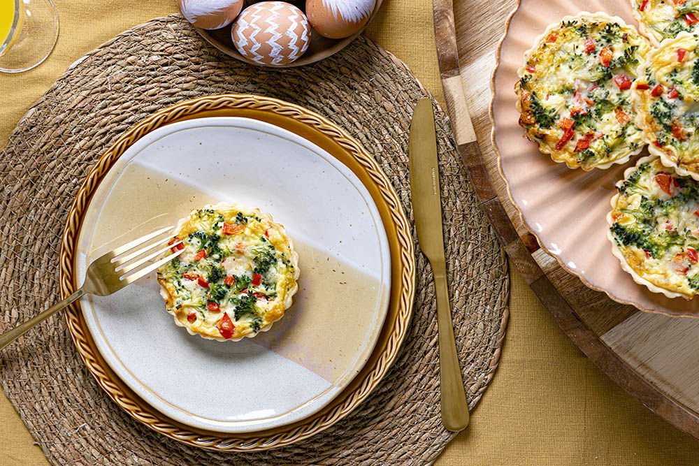 Klassieke Paastafel Mini Quiche Met Broccoli En Manchego