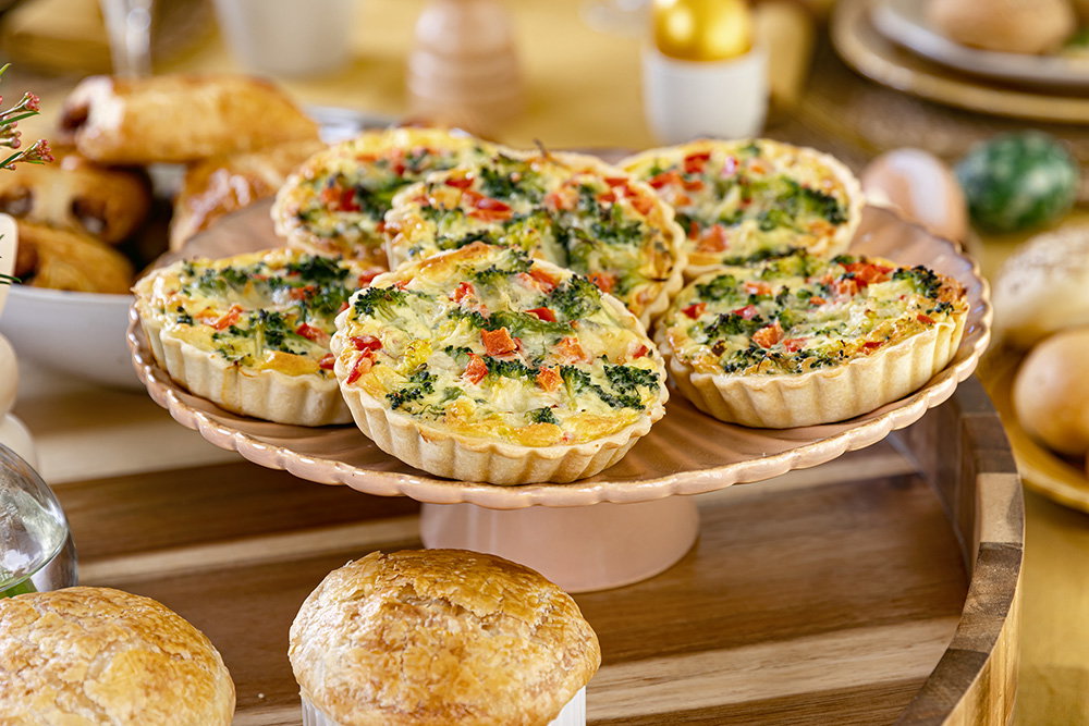 Klassieke Paastafel Mini Quiche Met Broccoli En Manchego