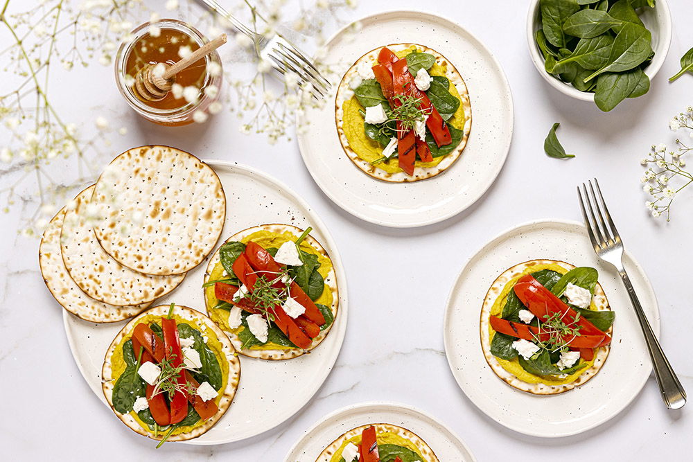 Matzes Met Pompoenhummus, Spinazie En Gegrilde Paprika
