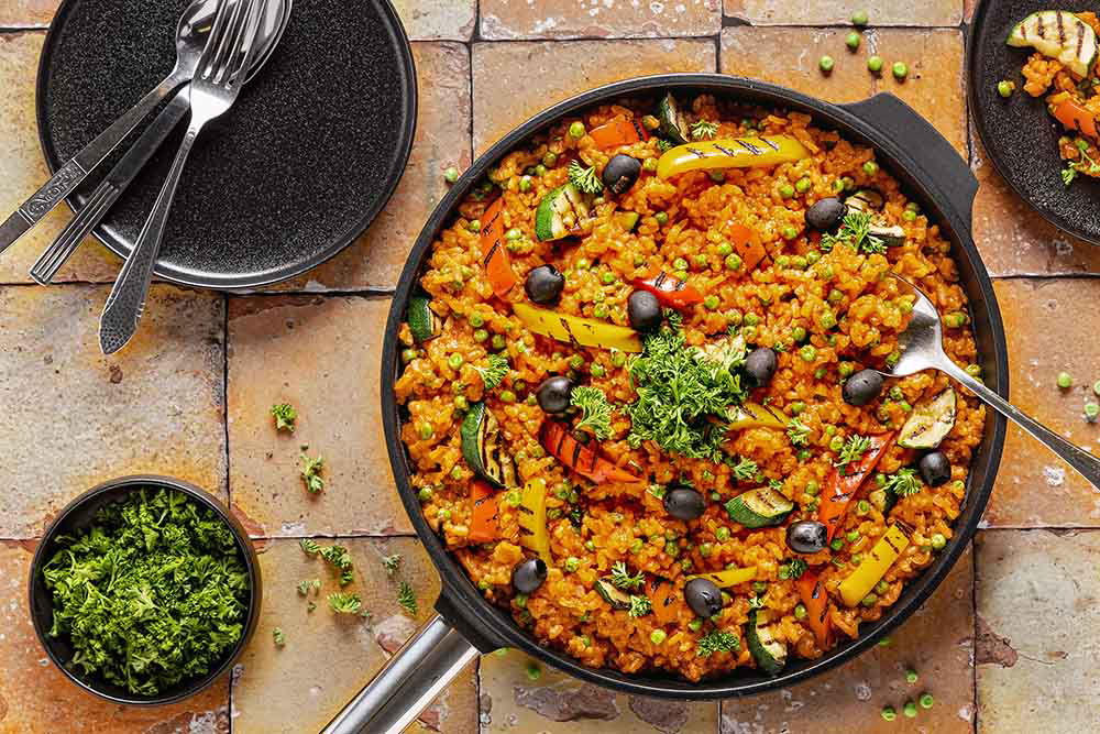 Paella met gegrilde groenten en olijven