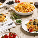 Spaghetti puttanesca met gefrituurde ansjovis