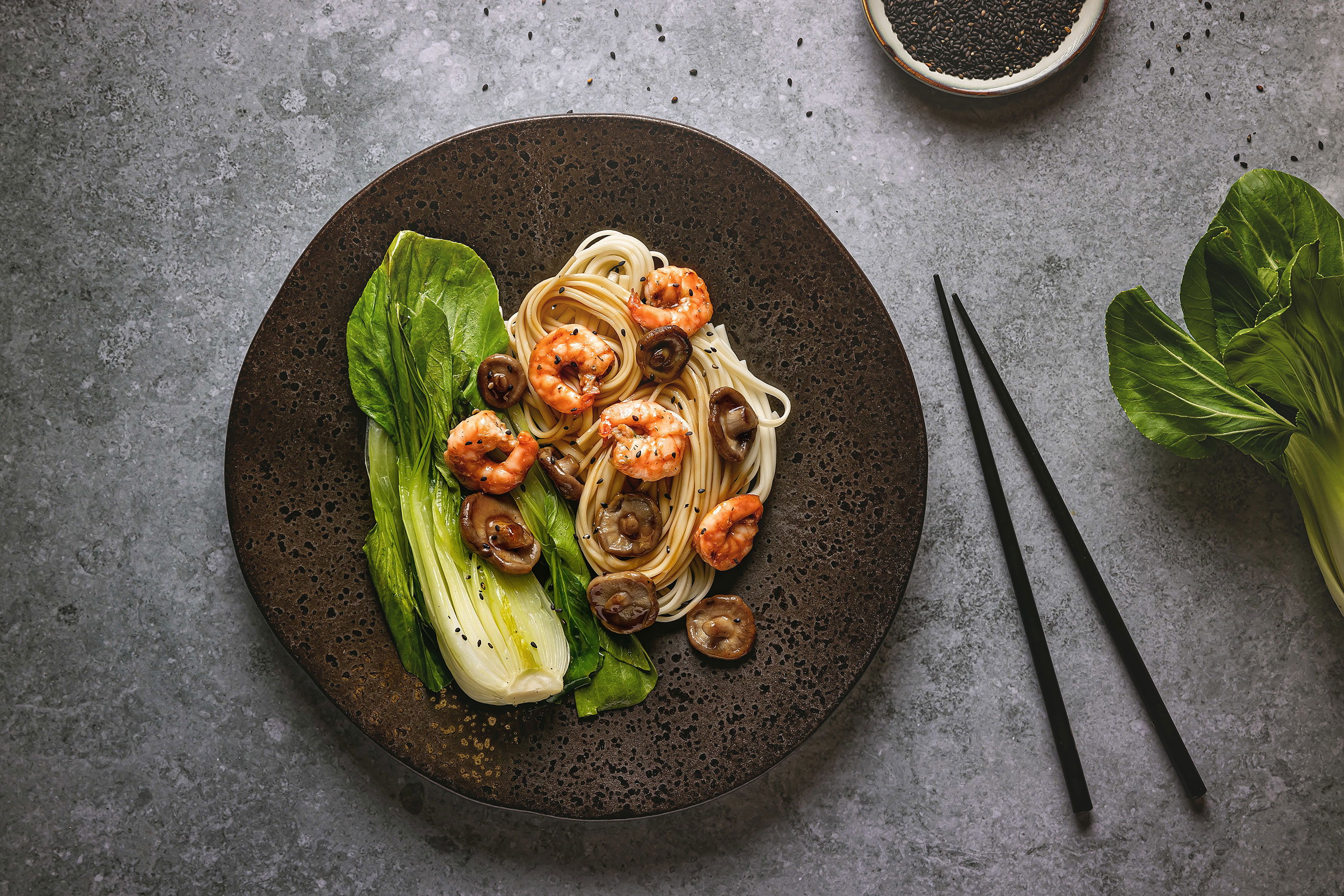 Udon Noodles Met Gestoofde Paksoi en wokgarnalen