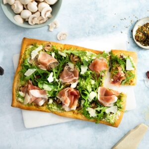 Plaatpizza Toscane met pesto, champignons en prosciutto