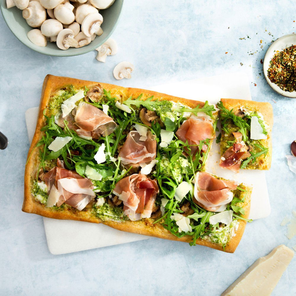 Plaatpizza Toscane met pesto, champignons en prosciutto
