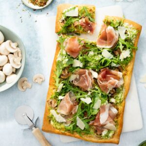 Plaatpizza Toscane met pesto, champignons en prosciutto
