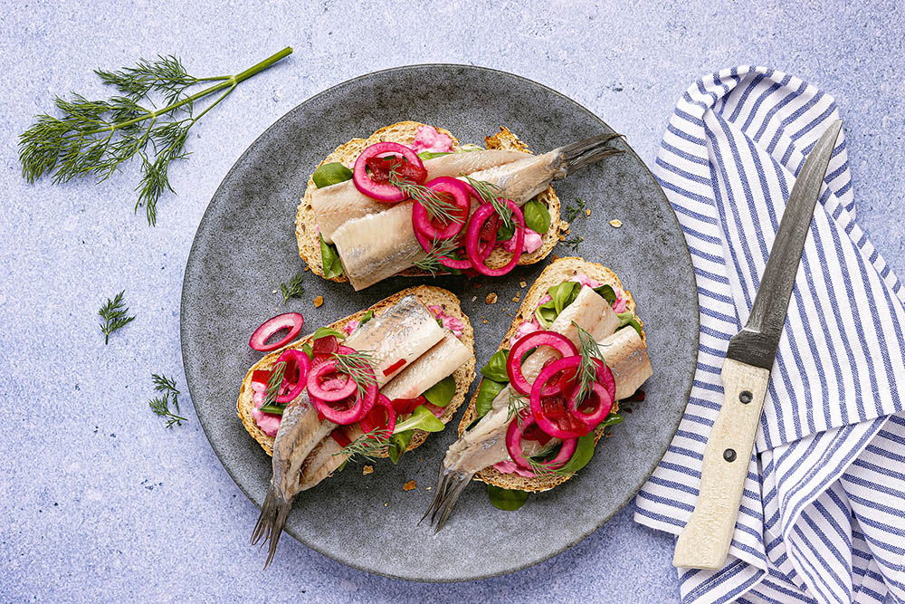 broodje haring met rode bietjes