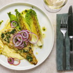 Heekfilet met knoflook-citroendressing en little gem