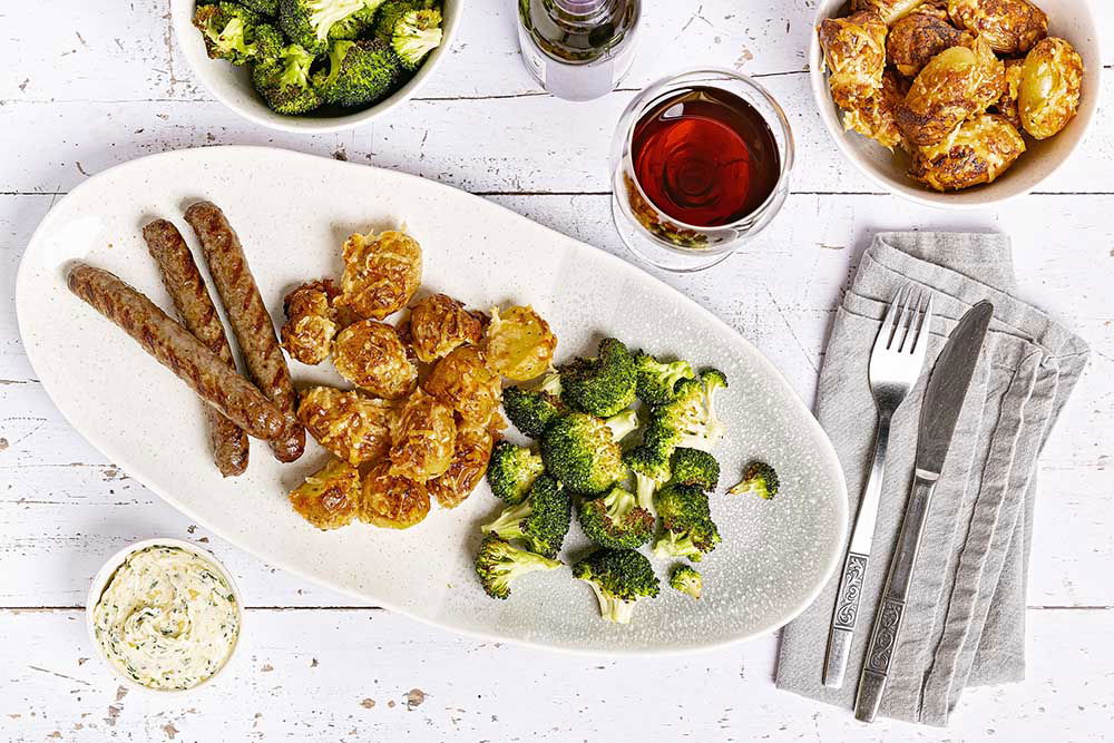 krokante parmezaaan aardappeltjes met chipolataworstjes