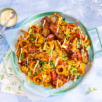 Loaded fries met kipwings
