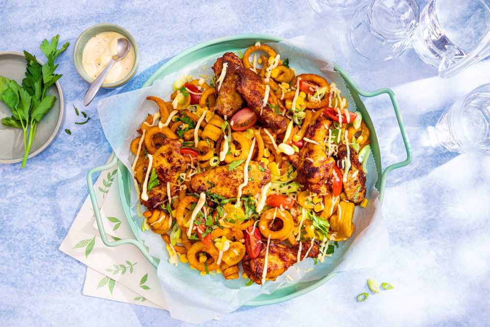 Loaded fries met kipwings