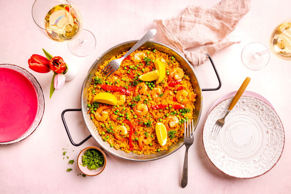 paella met garnalen en doperwten