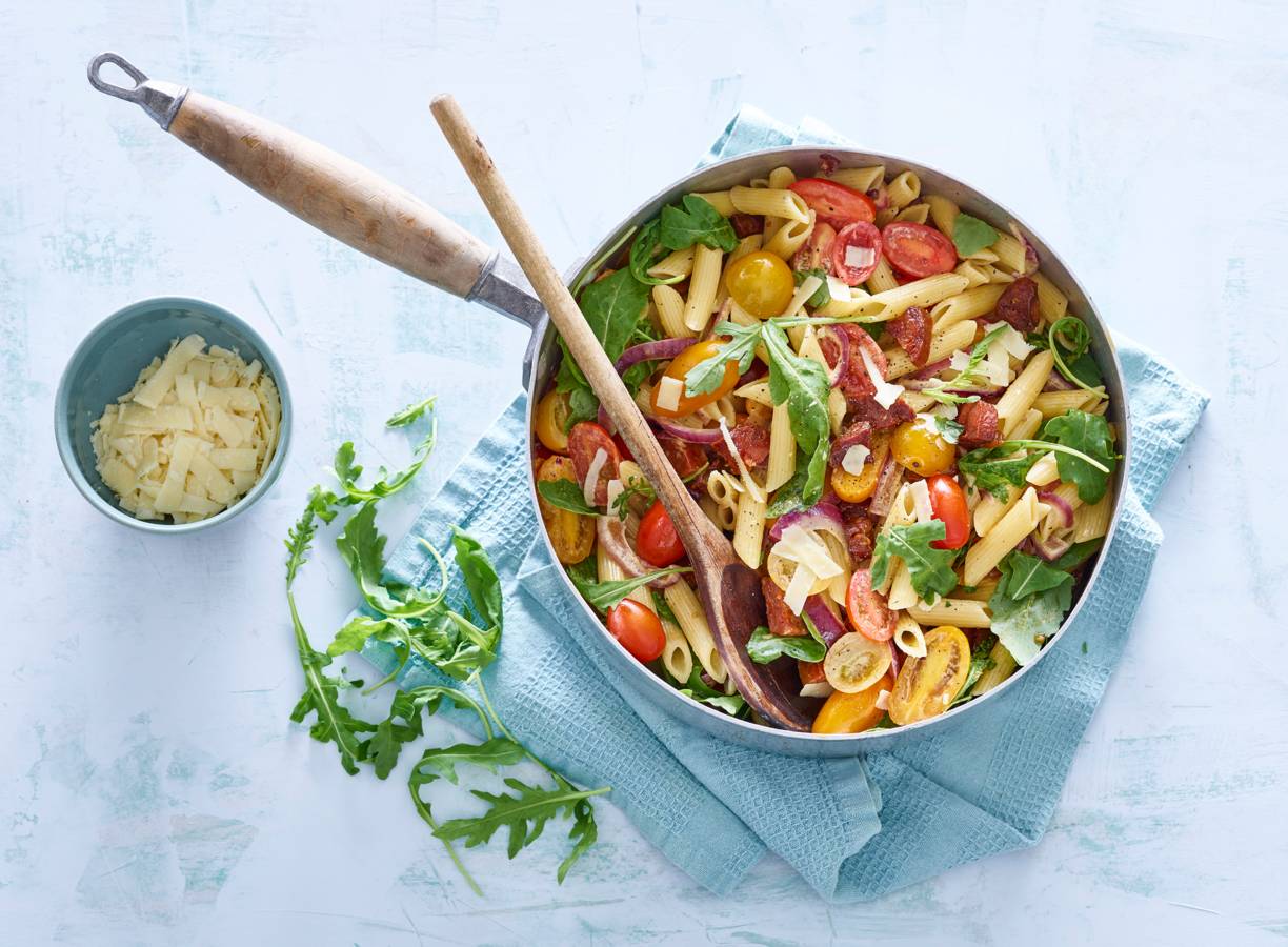 Penne met chorizo, gekleurde tomaten en rucola