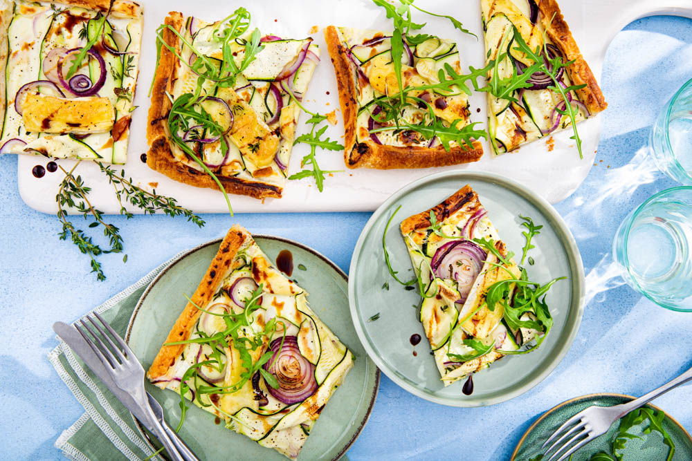 Plaattaart met brie en rode ui