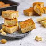 Witte chocolade macadamia boterkoek