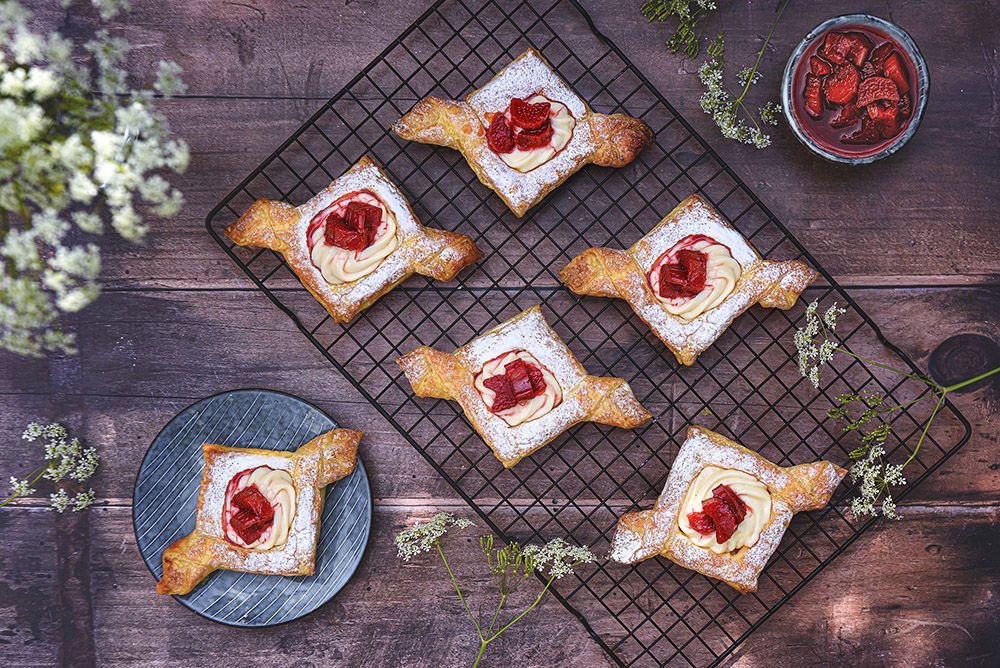 Bladerdeegtaartjes met rabarber
