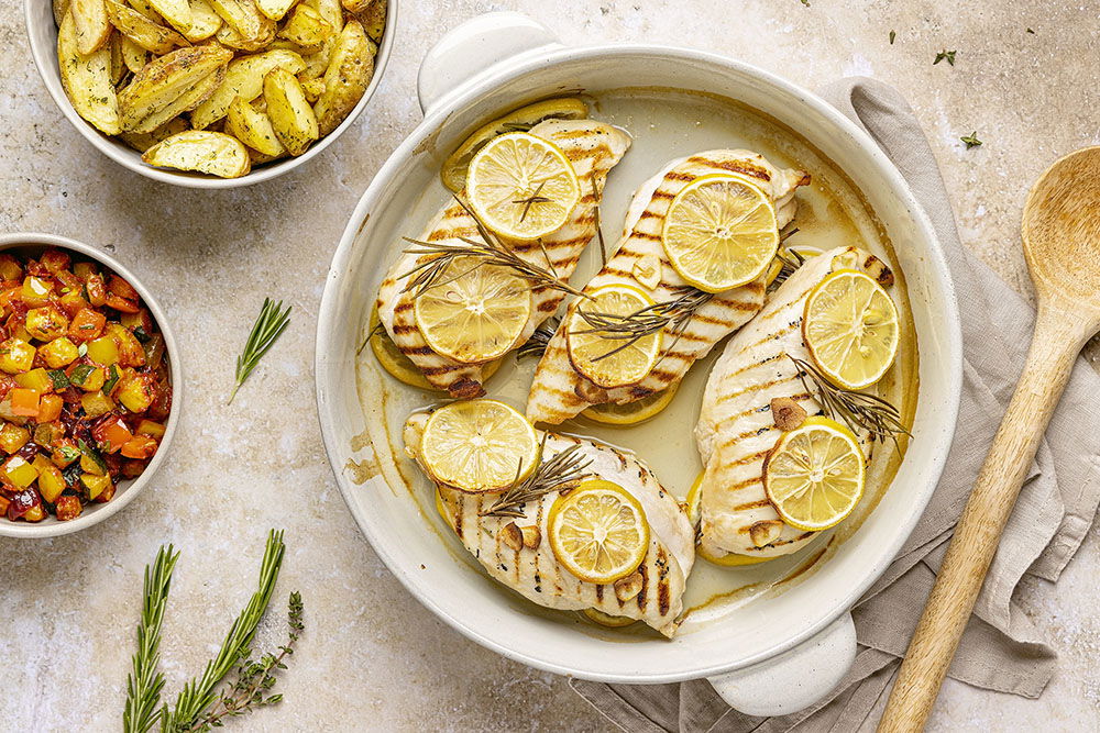 Citroen-rozemarijn kip met ratatouille