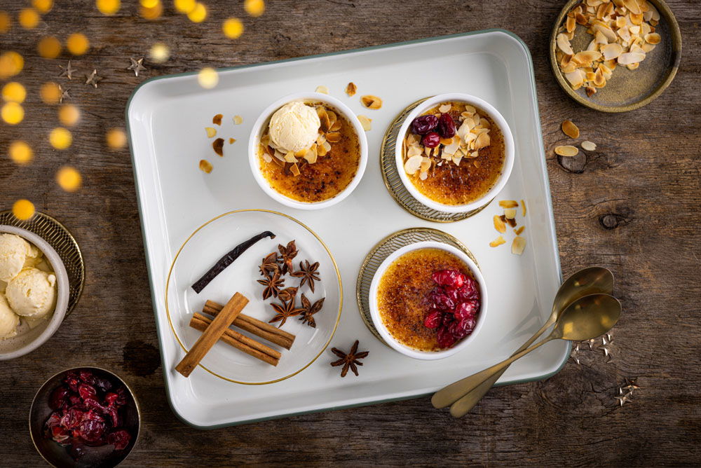 Crème brûlée trio met cranberry compote, amandel en roomijs