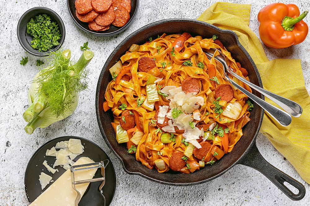 Eenpanspasta met venkel en salami