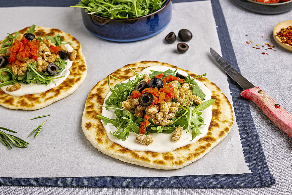 Flatbread met opgeklopte feta en crunchy cannellinibonen