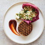 Blended burger met parelcouscous salade