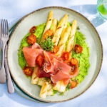 Gegrilde witte asperges met doperwtenpuree