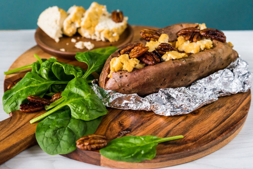 Gepofte Zoete Aardappel Met Tofu “geitenkaas” En Gekarameliseerde Pecannoten